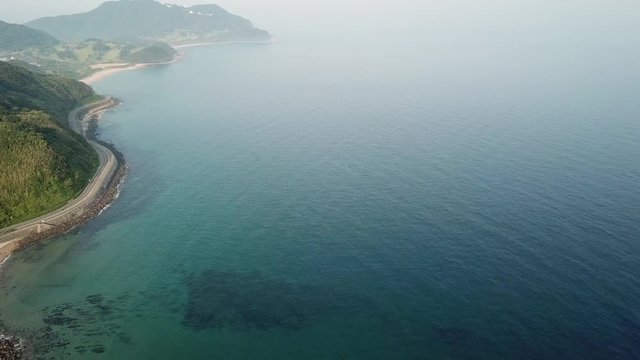 海原を進む　海沿いの道　青い海　朝靄　順光　空撮　高高度　前進　v06