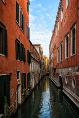 Fototapeta na wymiar Kanal mit Häuserflucht in Venedig