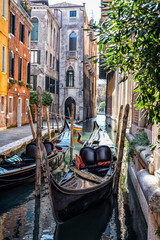 Fototapeta na wymiar Häuser in Venedig mit Kanal und Gondeln