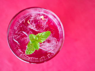 赤紫蘇のソーダ。ミント添え。