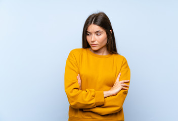 Caucasian young woman over isolated blue wall thinking an idea