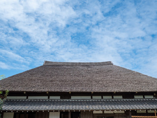 Fototapeta na wymiar 日本の古民家と秋晴れの空