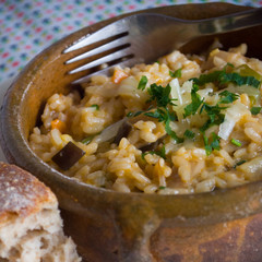 Risotto de verduras servido en cazuela de barro