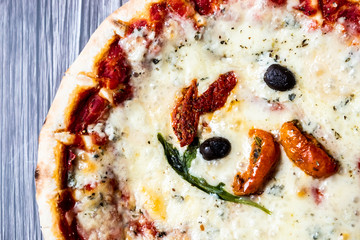 Pizza au fromage et tomates séchées