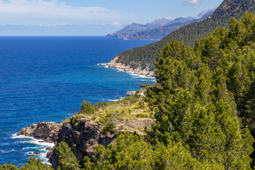 Fototapeta na wymiar Aussicht auf den Küstenstreifen im Norden von Mallorca vom Aussichtspunkt Torre des Verger zwischen Bayalbufar und Andratx