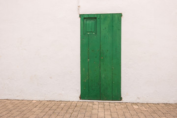 Grüne Holztür eines Hauses