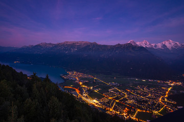 Aussicht von Harder Kulm auf den Brienzersee während der Abenddämmerung mit den Lichtern in...
