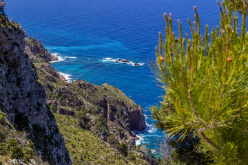 Aussicht auf den Küstenstreifen im Norden von Mallorca vom Aussichtspunkt Torre des Verger zwischen Bayalbufar und Andratx