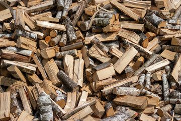 Ein Haufen Holz mit dem Hackebeil zerhackt
