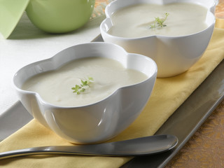 Crema de puerros sobre tazas de diseño. Leek cream on design cups.