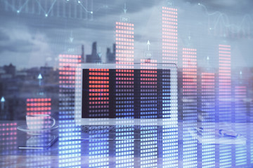 Obraz premium Forex Chart hologram on table with computer background. Multi exposure. Concept of financial markets.