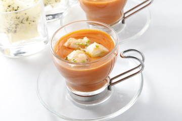 Gazpacho, Comida andaluza sobre taza de cristal. Gazpacho, Andalusian food in a glass cup.