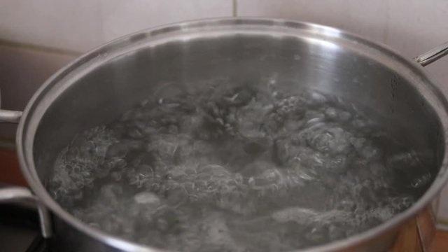 Acqua che bolle in una pentola