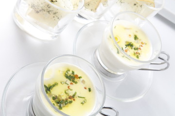 Vichyssoise  sobre taza de cristal, vista cenital. Vichyssoise in a glass cup, overhead view.