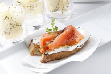 pincho aperitivo tapa salmón y queso fresco