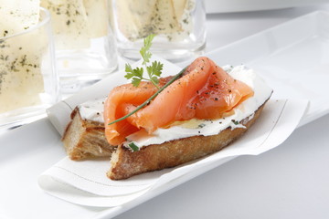 pincho aperitivo gourmet de salmon sobre fondo blanco. salmon gourmet appetizer skewer on white background.