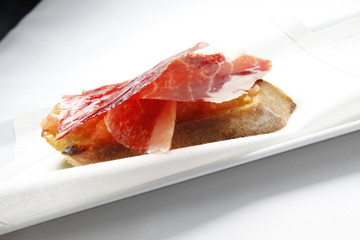 pincho aperitivo, jamón con tomate