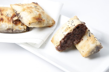 pincho de morcilla sobre fondo blanco. blood sausage skewer on white background.