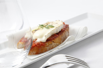 pincho aperitivo gourmet queso fundido sobre tomate. gourmet appetizer skewer melted cheese on tomato.
