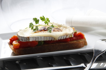 pincho aperitivo gourmet queso y pimientos. gourmet appetizer skewer cheese and peppers.