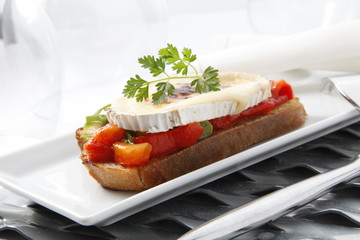 aperitivo tapa queso y tomate. appetizer tapa cheese and tomato.