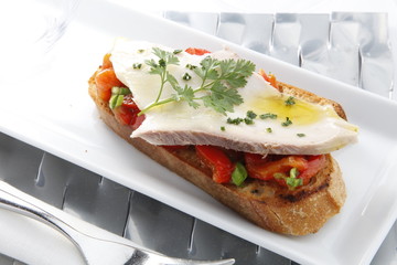 Pincho cocina pollo con verduras. Pincho cooks chicken with vegetables.