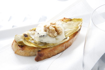 Pincho queso con clara de huevo, tapa gourmet. Cheese skewer with egg white, gourmet cover. 