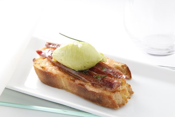 Pincho, tapa de anchoas con espuma de aceite. Pincho, anchovy cover with oil foam.