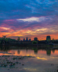 Naklejka premium angkor wat sunrise over the water