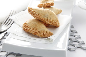 Empanadillas de carne  sobre bandeja de porcelana. Meat dumplings on a porcelain tray.