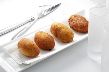 Croquetas de jamón ibérico, aperitivo. Iberian ham croquettes, appetizer.