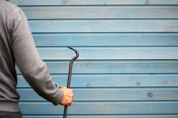 the thief breaks the door with a crowbar
