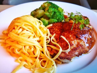 spaghetti with tomato sauce and basil and meat