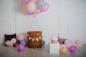 decorations for the photo shoot of the first birthday with a cake and balloons.
