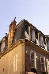 Fototapeta na wymiar Toit d'un immeuble ancien à Toulouse