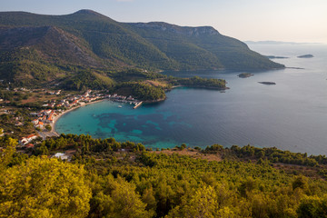 Malerische Bucht von Zuljana auf der Halbinsel Peljesac, Kroatien