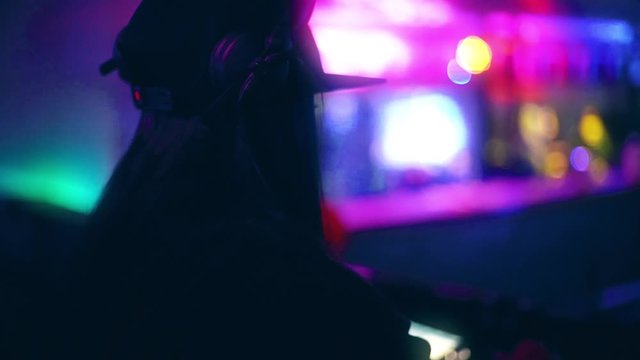  dj lights the track with its rhythms