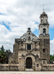 Fototapeta na wymiar Iglesia mexicana del año 1700 en Guadalcazar