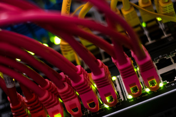 Daten- und Netzwerkkabel an Internetservern