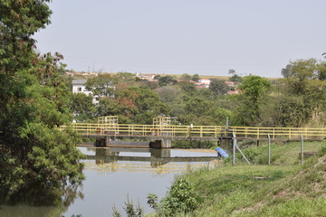 Lagoa e ponte de concreto