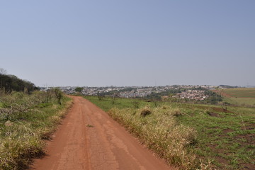 Estrada de terra através de zona rural