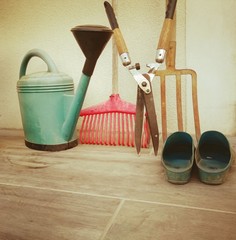 Obraz na płótnie Canvas ensemble d'outils de jardinage ,sécateur ,fourche ,arrosoir et sabot