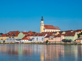Stadtpanorama mit Kirche von Schärding in Österreich 