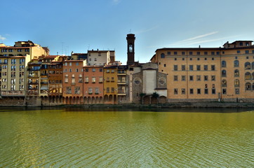 Häuser am Flussufer in Florenz