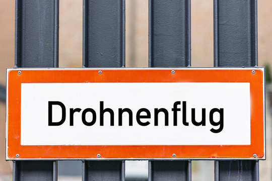 Verkehrszeichen Schild Drohnen Flug Warnung