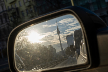 Berliner Fernsehturm spiegelt sich im Rückspiegel eines Autos © Tobias Seeliger