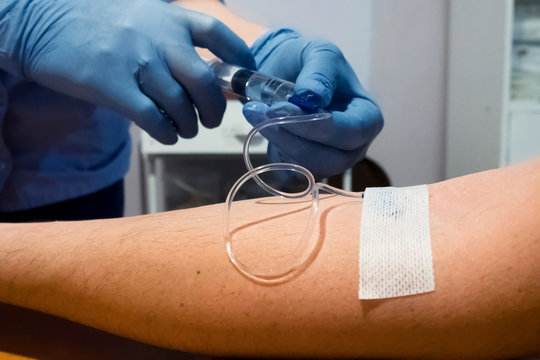 The introduction of the drug into the patient&rsquo;s hand, Intravenous injection