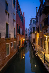 Fototapeta na wymiar Beautiful views of the Venice canal at night
