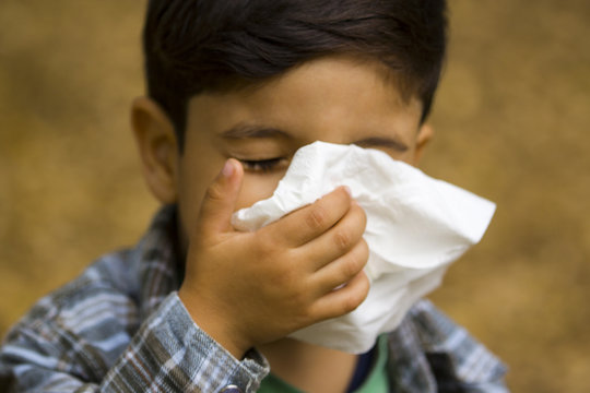 Kind erkältet mit Taschentuch 