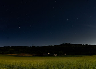 vue nocturne à la campagne avec des champs